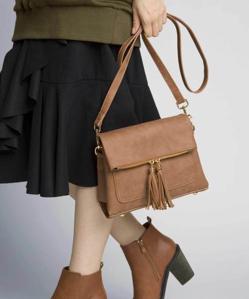 PLAIN CLOTHING(プレーンクロージング)の「タッセル付きフラップショルダーバッグ【PLAIN CLOTHING】(ショルダーバッグ・レディース・グリーン/ボルドー/キャメル/グレー/ブラック・FREE)」の4枚目の写真