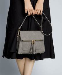 PLAIN CLOTHING | タッセル付きフラップショルダーバッグ【PLAIN CLOTHING】(ショルダーバッグ)