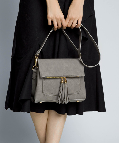 PLAIN CLOTHING(プレーンクロージング)の「タッセル付きフラップショルダーバッグ【PLAIN CLOTHING】(ショルダーバッグ・レディース・グリーン/ボルドー/キャメル/グレー/ブラック・FREE)」の1枚目の写真