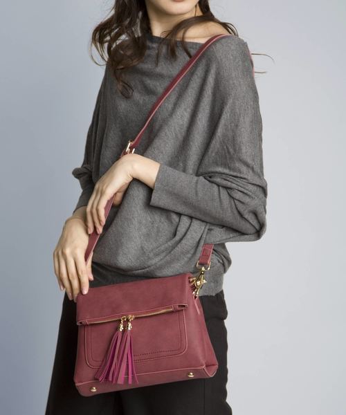 PLAIN CLOTHING(プレーンクロージング)の「タッセル付きフラップショルダーバッグ【PLAIN CLOTHING】(ショルダーバッグ・レディース・グリーン/ボルドー/キャメル/グレー/ブラック・FREE)」の5枚目の写真