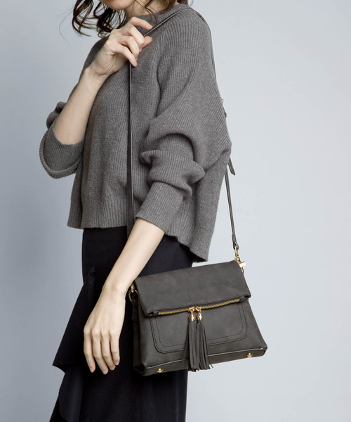 PLAIN CLOTHING(プレーンクロージング)の「タッセル付きフラップショルダーバッグ【PLAIN CLOTHING】(ショルダーバッグ・レディース・グリーン/ボルドー/キャメル/グレー/ブラック・FREE)」の2枚目の写真