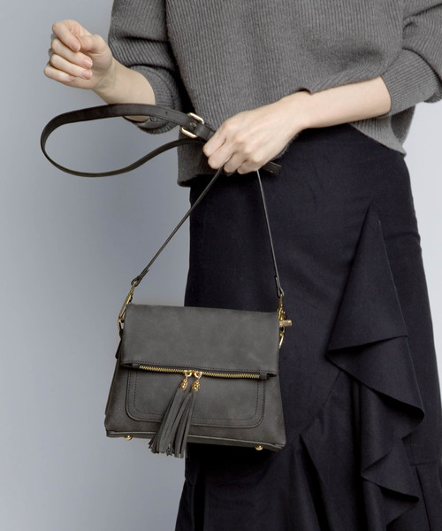 PLAIN CLOTHING(プレーンクロージング)の「タッセル付きフラップショルダーバッグ【PLAIN CLOTHING】(ショルダーバッグ・レディース・グリーン/ボルドー/キャメル/グレー/ブラック・FREE)」の22枚目の写真