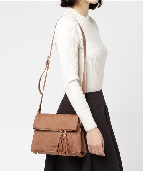 PLAIN CLOTHING(プレーンクロージング)の「タッセル付きフラップショルダーバッグ【PLAIN CLOTHING】(ショルダーバッグ・レディース・グリーン/ボルドー/キャメル/グレー/ブラック・FREE)」の14枚目の写真