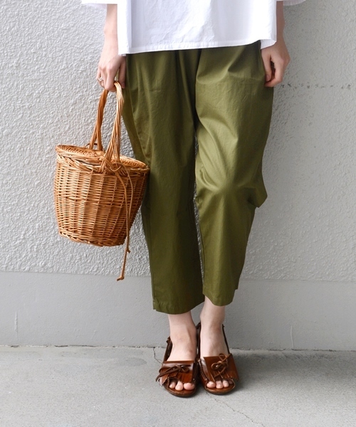 SHIPS Days（シップスデイズ）の「STAMP AND DIARY:ギャザー テーパード パンツ◇（その他パンツ・レディース・オリーブ/ネイビー・S～Ｍ/M～Ｌ）」の2枚目の写真