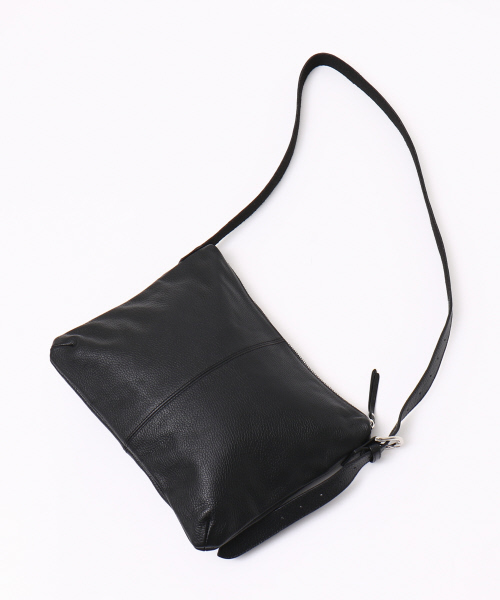 ABAHOUSE（アバハウス）の「レザーショルダーバッグ（ショルダーバッグ・メンズ・ブラック・フリー）」の2枚目の写真