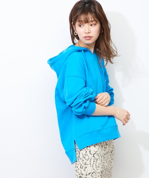 natural couture（ナチュラルクチュール）の「キーネック裏毛パーカー（Tシャツ/カットソー・レディース・ブラック/ベージュ/オフホワイト/ブルー・FREE）」の2枚目の写真