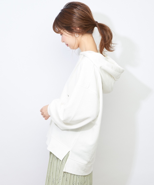 natural couture（ナチュラルクチュール）の「キーネック裏毛パーカー（Tシャツ/カットソー・レディース・ブラック/ベージュ/オフホワイト/ブルー・FREE）」の6枚目の写真