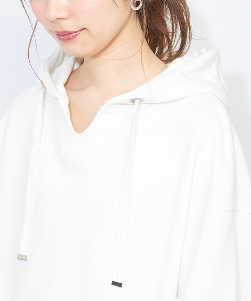 natural couture（ナチュラルクチュール）の「キーネック裏毛パーカー（Tシャツ/カットソー・レディース・ブラック/ベージュ/オフホワイト/ブルー・FREE）」の8枚目の写真