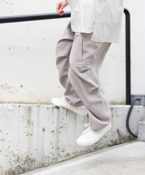 ADAM ET ROPE'（アダムエロペ）の「アンクルテーパード ワイドカーゴパンツ〈WEB・一部店舗限定〉（カーゴパンツ・メンズ・ブラック/ベージュ系その他2/オフホワイト/その他・L/M）」の4枚目の写真