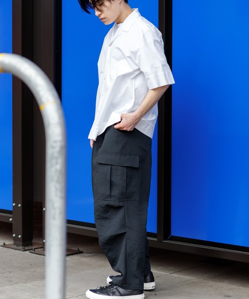 ADAM ET ROPE'（アダムエロペ）の「アンクルテーパード ワイドカーゴパンツ〈WEB・一部店舗限定〉（カーゴパンツ・メンズ・ブラック/ベージュ系その他2/オフホワイト/その他・L/M）」の3枚目の写真