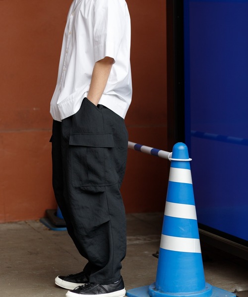 ADAM ET ROPE'（アダムエロペ）の「アンクルテーパード ワイドカーゴパンツ〈WEB・一部店舗限定〉（カーゴパンツ・メンズ・ブラック/ベージュ系その他2/オフホワイト/その他・L/M）」の12枚目の写真