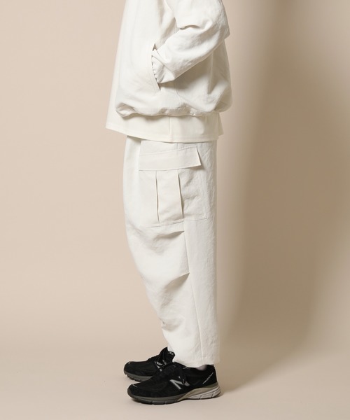 ADAM ET ROPE'（アダムエロペ）の「アンクルテーパード ワイドカーゴパンツ〈WEB・一部店舗限定〉（カーゴパンツ・メンズ・ブラック/ベージュ系その他2/オフホワイト/その他・L/M）」の10枚目の写真