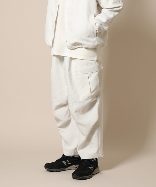 ADAM ET ROPE'（アダムエロペ）の「アンクルテーパード ワイドカーゴパンツ〈WEB・一部店舗限定〉（カーゴパンツ・メンズ・ブラック/ベージュ系その他2/オフホワイト/その他・L/M）」の11枚目の写真