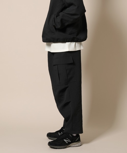 ADAM ET ROPE'（アダムエロペ）の「アンクルテーパード ワイドカーゴパンツ〈WEB・一部店舗限定〉（カーゴパンツ・メンズ・ブラック/ベージュ系その他2/オフホワイト/その他・L/M）」の7枚目の写真