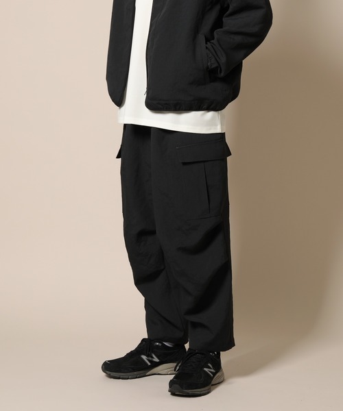 ADAM ET ROPE'（アダムエロペ）の「アンクルテーパード ワイドカーゴパンツ〈WEB・一部店舗限定〉（カーゴパンツ・メンズ・ブラック/ベージュ系その他2/オフホワイト/その他・L/M）」の8枚目の写真