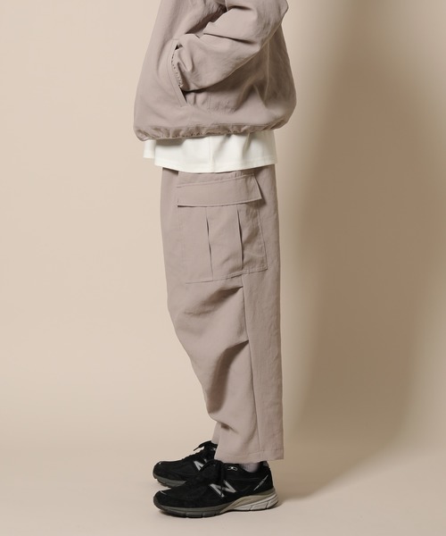 ADAM ET ROPE'（アダムエロペ）の「アンクルテーパード ワイドカーゴパンツ〈WEB・一部店舗限定〉（カーゴパンツ・メンズ・ブラック/ベージュ系その他2/オフホワイト/その他・L/M）」の14枚目の写真