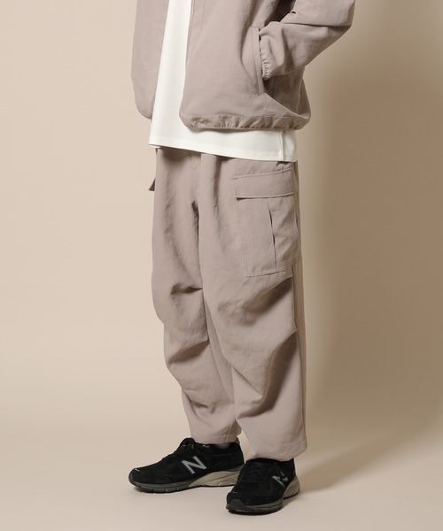 ADAM ET ROPE'（アダムエロペ）の「アンクルテーパード ワイドカーゴパンツ〈WEB・一部店舗限定〉（カーゴパンツ・メンズ・ブラック/ベージュ系その他2/オフホワイト/その他・L/M）」の15枚目の写真