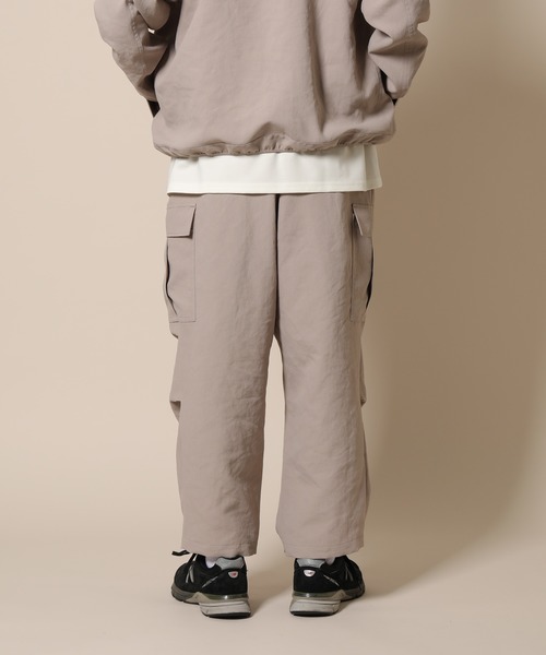 ADAM ET ROPE'（アダムエロペ）の「アンクルテーパード ワイドカーゴパンツ〈WEB・一部店舗限定〉（カーゴパンツ・メンズ・ブラック/ベージュ系その他2/オフホワイト/その他・L/M）」の13枚目の写真