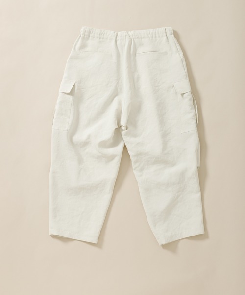 ADAM ET ROPE'（アダムエロペ）の「アンクルテーパード ワイドカーゴパンツ〈WEB・一部店舗限定〉（カーゴパンツ・メンズ・ブラック/ベージュ系その他2/オフホワイト/その他・L/M）」の18枚目の写真