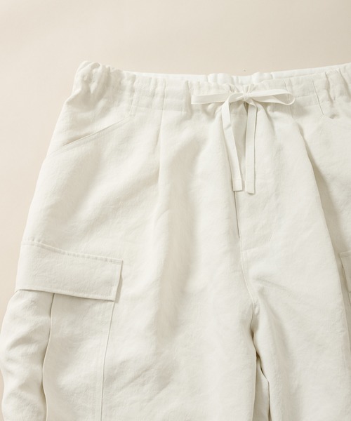 ADAM ET ROPE'（アダムエロペ）の「アンクルテーパード ワイドカーゴパンツ〈WEB・一部店舗限定〉（カーゴパンツ・メンズ・ブラック/ベージュ系その他2/オフホワイト/その他・L/M）」の21枚目の写真