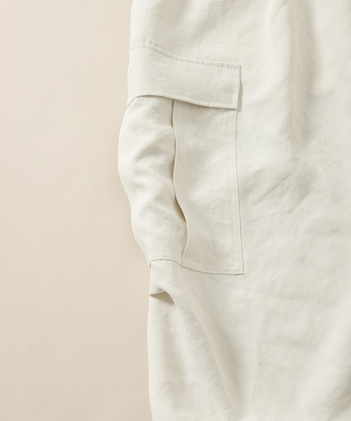 ADAM ET ROPE'（アダムエロペ）の「アンクルテーパード ワイドカーゴパンツ〈WEB・一部店舗限定〉（カーゴパンツ・メンズ・ブラック/ベージュ系その他2/オフホワイト/その他・L/M）」の20枚目の写真