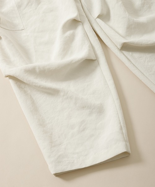 ADAM ET ROPE'（アダムエロペ）の「アンクルテーパード ワイドカーゴパンツ〈WEB・一部店舗限定〉（カーゴパンツ・メンズ・ブラック/ベージュ系その他2/オフホワイト/その他・L/M）」の19枚目の写真