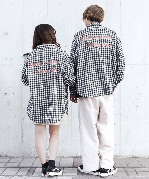PairPair(ペアペア)の「バックロゴオーバーチェックシャツ(ユニセックス)(シャツ/ブラウス・レディース・ブラウン/レッド/ブラック/ベージュ・FREE)」の2枚目の写真