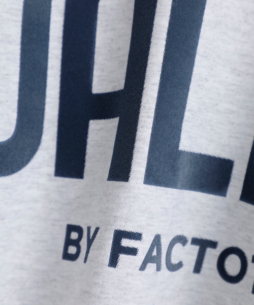 VALLIS by FACTOTUM（ヴァリスバイファクトタム）の「【VALLIS by FACTOTUM】《別注》カレッジロゴ ヘイズプリント クルーネックロンT（Tシャツ/カットソー・メンズ・アイボリー/ブラック/アッシュグレー/グレイッシュブルー・M/L）」の8枚目の写真