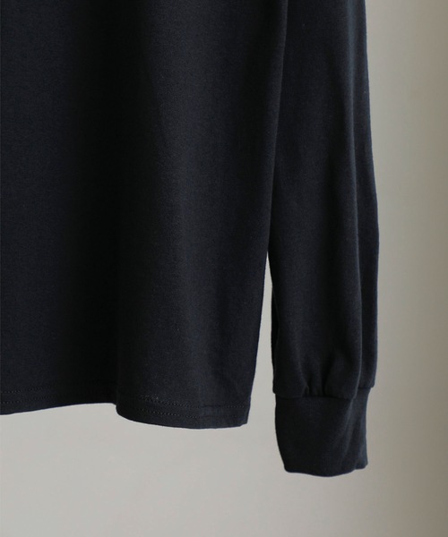 VALLIS by FACTOTUM（ヴァリスバイファクトタム）の「【VALLIS by FACTOTUM】《別注》カレッジロゴ ヘイズプリント クルーネックロンT（Tシャツ/カットソー・メンズ・アイボリー/ブラック/アッシュグレー/グレイッシュブルー・M/L）」の13枚目の写真