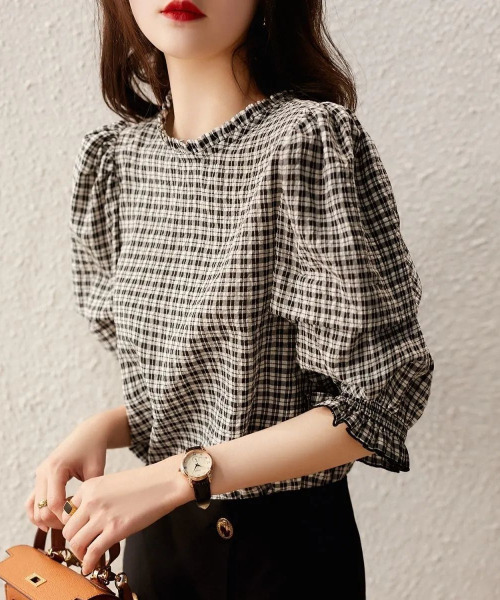 emi+（エミプラス）の「プチハイネックギンガムチェックブラウス