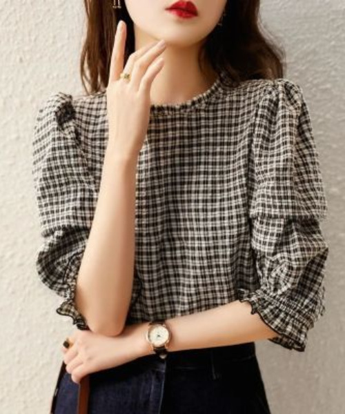 emi+（エミプラス）の「プチハイネックギンガムチェックブラウス（シャツ/ブラウス・レディース・ブラック・L/M/S）」の2枚目の写真