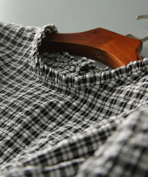 emi+（エミプラス）の「プチハイネックギンガムチェックブラウス（シャツ/ブラウス・レディース・ブラック・L/M/S）」の4枚目の写真