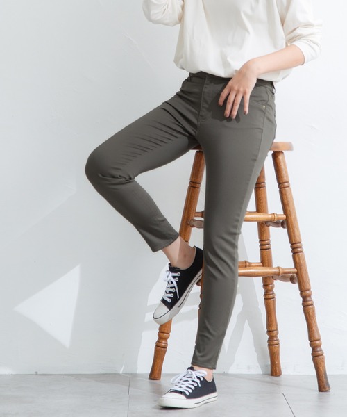 Honeys（ハニーズ）の「スリムカラースキニー（股下６７ｃｍ）（その他パンツ・レディース・カーキ/ブラウン/ネイビー/ライトベージュ/ブラック/ピンク系その他/アイボリー/ライトカーキ/スミクロ・SS/S/M/LL/L）」の4枚目の写真