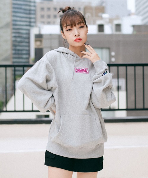 X-girl（エックスガール）の「PRISM PATCH SWEAT HOODIE（パーカー