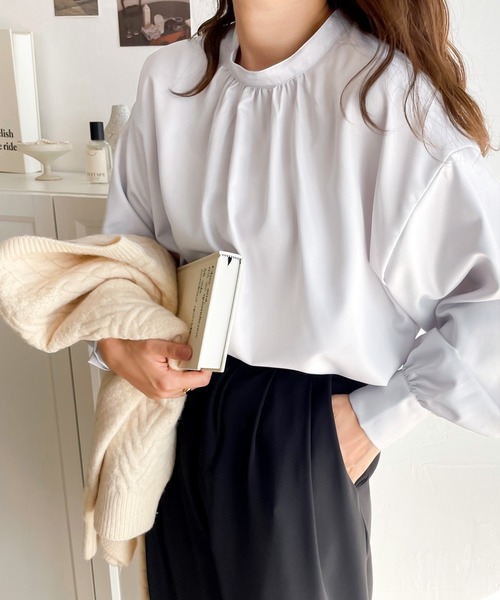 classicalelf（クラシカルエルフ）の「際立つ光沢感。2wayダブルボタンシャツ（シャツ/ブラウス・レディース・ホワイト/ライトグレー/ブラック/ベージュ/グレイッシュベージュ・MEDIUM/LARGE/X-LARGE/SMALL）」の3枚目の写真