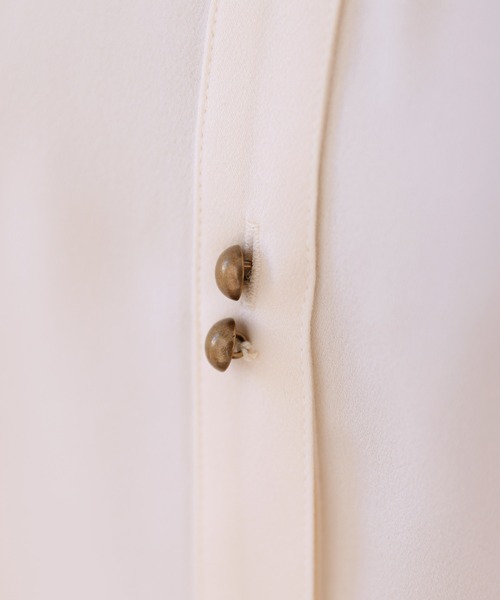 classicalelf（クラシカルエルフ）の「際立つ光沢感。2wayダブルボタンシャツ（シャツ/ブラウス・レディース・ホワイト/ライトグレー/ブラック/ベージュ/グレイッシュベージュ・MEDIUM/LARGE/X-LARGE/SMALL）」の9枚目の写真