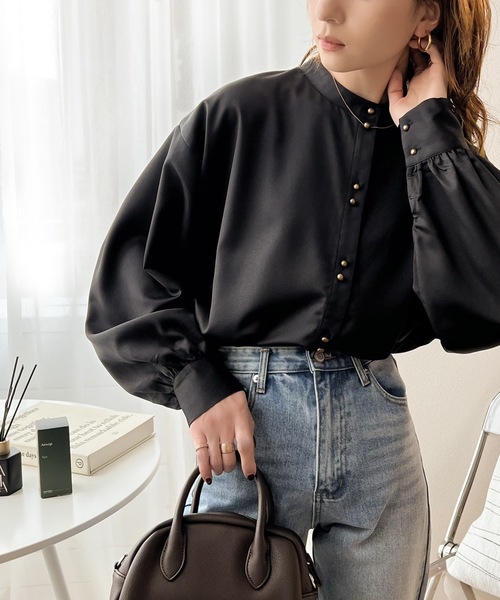 classicalelf（クラシカルエルフ）の「際立つ光沢感。2wayダブルボタンシャツ（シャツ/ブラウス・レディース・ホワイト/ライトグレー/ブラック/ベージュ/グレイッシュベージュ・MEDIUM/LARGE/X-LARGE/SMALL）」の6枚目の写真