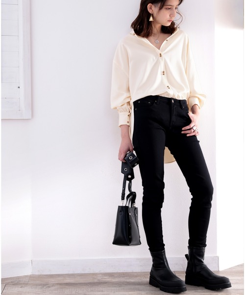 classicalelf（クラシカルエルフ）の「際立つ光沢感。2wayダブルボタンシャツ（シャツ/ブラウス・レディース・ホワイト/ライトグレー/ブラック/ベージュ/グレイッシュベージュ・MEDIUM/LARGE/X-LARGE/SMALL）」の14枚目の写真