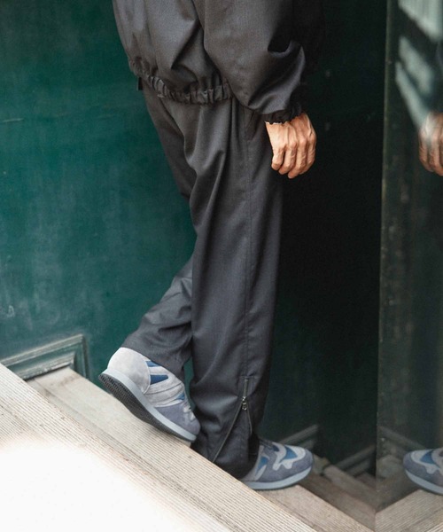 WILD LIFE TAILOR Adam et Rope'(ワイルドテーラーアダムエロペ )の「【WILD LIFE TAILOR】ウーステッド パラーシュートパンツ/セットアップ対応(その他パンツ・メンズ・チャコールグレー/ネイビー・M/L)」の4枚目の写真