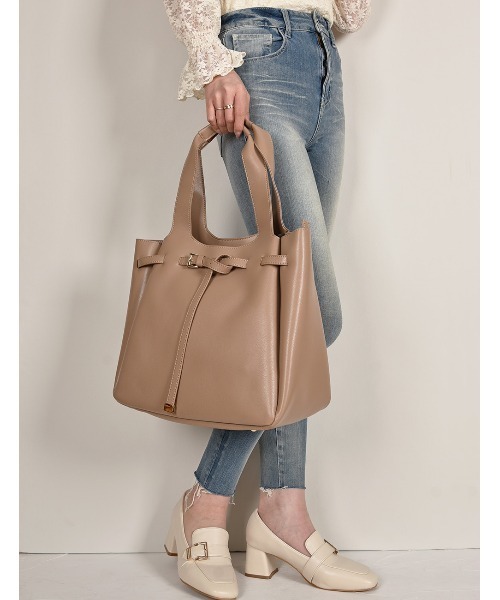 MONICA（モニカ）の「ベルトモチーフA4トートバッグ（トートバッグ・レディース・アイボリー/グレイッシュベージュ/ブラック/ピンクベージュ/オリーブ・FREE）」の3枚目の写真