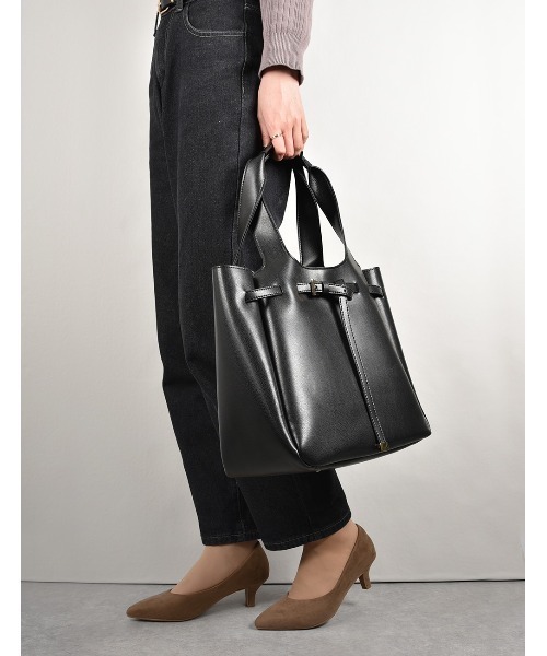 MONICA（モニカ）の「ベルトモチーフA4トートバッグ（トートバッグ・レディース・アイボリー/グレイッシュベージュ/ブラック/ピンクベージュ/オリーブ・FREE）」の2枚目の写真