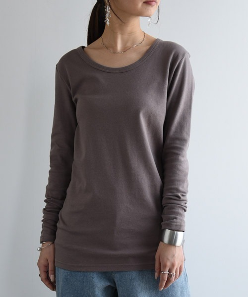 and it_(アンドイット)の「【日本製】 涙開きスムースコットンロングカットソー(Tシャツ/カットソー・レディース・オフホワイト/杢グレー/オートミール/ネイビー/ラベンダー/マスタード/モカ/ブルー/ブルーグリーン/ブラック/ワインレッド/チャコールグレー・MEDIUM/X-LARGE/LARGE)」の6枚目の写真