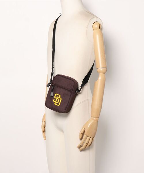 MLB(メジャーリーグベースボール)の「【MLB / メジャーリーグベースボール】チームロゴ刺繍 ミニショルダーバッグ(ショルダーバッグ・メンズ・ブラック/ブラウン/ブルー/グリーン/A・ONESIZE)」の17枚目の写真