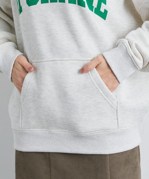 vis-`a-vis（ビサビ）の「【WEB限定】カレッジロゴ裏毛フーディプルオーバー（パーカー・レディース・ブラック/グレー/ラベンダー/キナリ・FREE）」の19枚目の写真