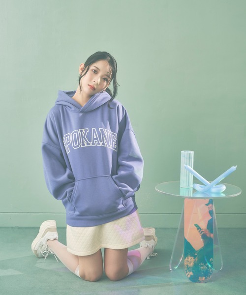 vis-`a-vis（ビサビ）の「【WEB限定】カレッジロゴ裏毛フーディプルオーバー（パーカー・レディース・ブラック/グレー/ラベンダー/キナリ・FREE）」の5枚目の写真