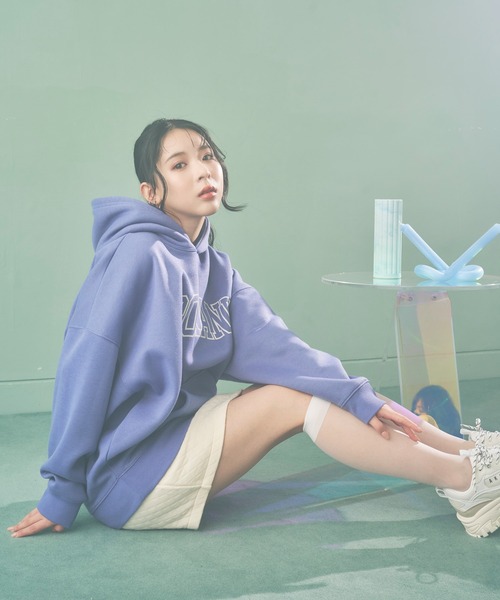 vis-`a-vis（ビサビ）の「【WEB限定】カレッジロゴ裏毛フーディプルオーバー（パーカー・レディース・ブラック/グレー/ラベンダー/キナリ・FREE）」の7枚目の写真