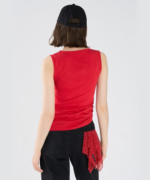 To b. by agnes b.(トゥービーバイアニエスベー)の「ミニロゴ プリント コットン タンクトップ(Tシャツ/カットソー・レディース・レッド・UNI)」の9枚目の写真