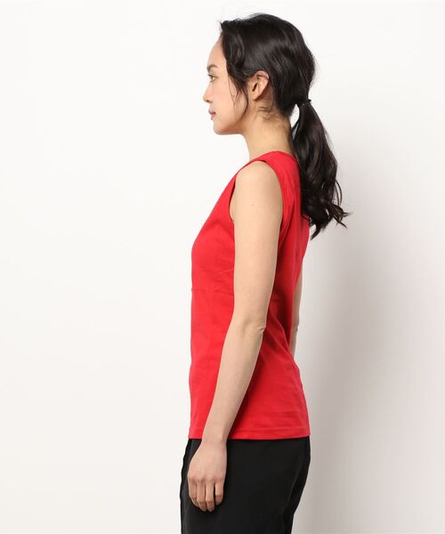 To b. by agnes b.(トゥービーバイアニエスベー)の「ミニロゴ プリント コットン タンクトップ(Tシャツ/カットソー・レディース・レッド・UNI)」の3枚目の写真