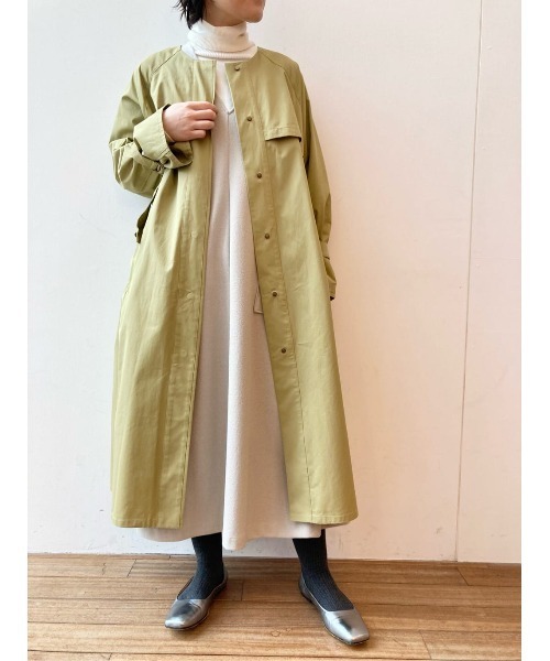 BEARDSLEY（ビアズリー）の「袖のベルトから生まれる立体感が◎ノーカラートレンチコート（トレンチコート・レディース・ライトベージュ/オリーブ・FREE）」の2枚目の写真