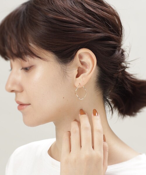 COCOSHNIK(ココシュニック)の「K10中空丸線 S字フープピアス大(ピアス(両耳用)・レディース・ホワイト系その他7・00)」の3枚目の写真
